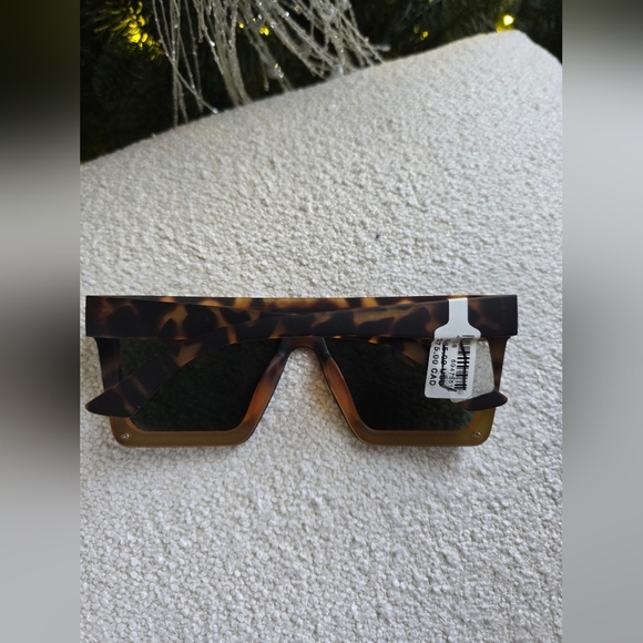 NWT! Matt & Nat, Lyn Square Sunglasses Brown Tortoise/Green Tonal Lens - Picture 4 of 7